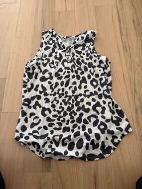 Sleeveless Gray & White Leopard-Print Tank Top